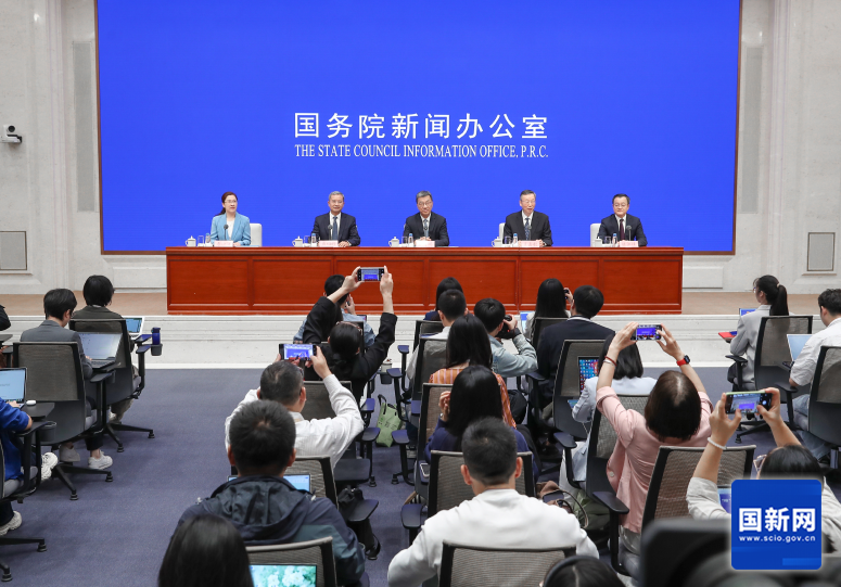 國(guó)新辦舉行新聞發(fā)布會(huì) 教育部部長(zhǎng)懷進(jìn)鵬介紹創(chuàng)新港產(chǎn)學(xué)研深度融合新模式